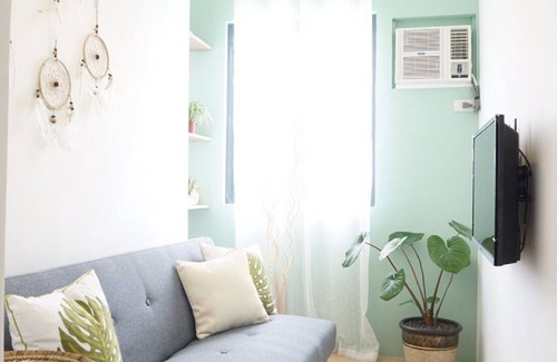 Kaunlaran Condo | Relax in a Tropical Themed Condo in QC (w/Netflix HD+Free Access to Pool & Gym)