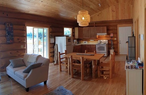 New Elm Cottage | Relax In Canada: A Lakeside Log Cottage Near Kejimkujik National Park