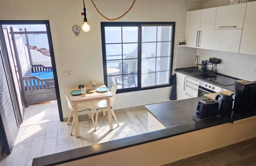 Galdar Apartment | Relax in front of the Ocean with a beautiful view!