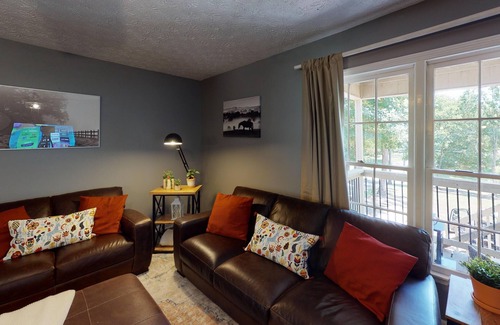 Woodstock Apartment | Relax in Hot Tub* + Porch Swing | 10%/15% Off