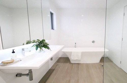 Merewether House | Relax in luxury and style with stunning ocean views at Merewether Beach Haven