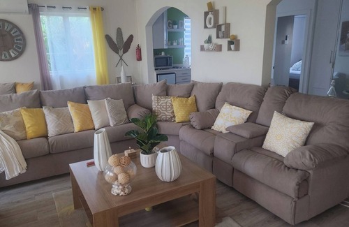 Gall Hill Apartment | Relax in peace and comfort in a 1-bedroom Flat in Christ Church with WiFi, AC