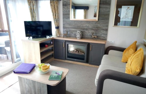 Hopton Apartment | Relax in Stag Lodge at Caldecott Hall Park Norfolk 4 berth Undercover Terrace