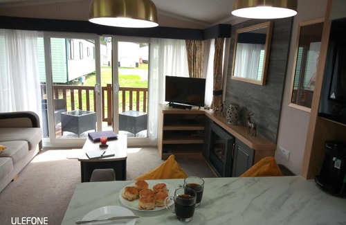 Hopton Apartment | Relax in Stag Lodge at Caldecott Hall Park Norfolk 4 berth Undercover Terrace