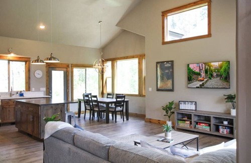 Donnelly Cabin | Relax in Style | Chic Home w/Hot Tub + Mountain Views