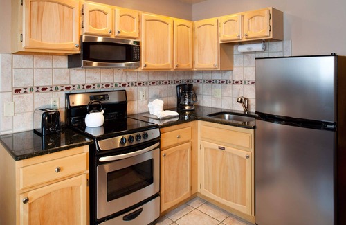 Steamboat Springs Apartment | Relax in the Hot Tub & Sauna at this Scenic Studio w/Shuttle Service! Parking