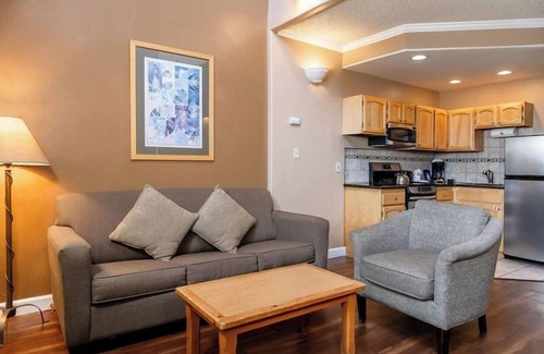 Steamboat Springs Apartment | Relax in the Hot Tub & Sauna at this Scenic Studio w/Shuttle Service! Parking