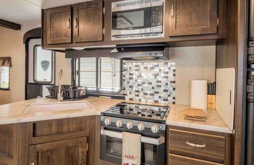 Fresno House | Relax in WiFi RV, Minutes to Local Parks