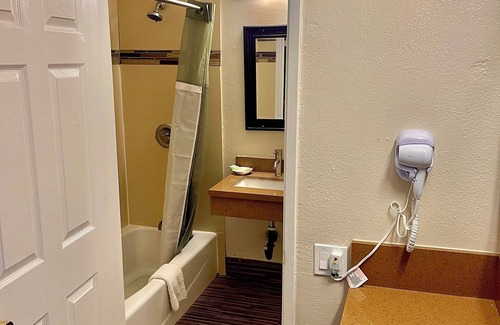 Mid-Wilshire Hotel | Relax Inn Motel