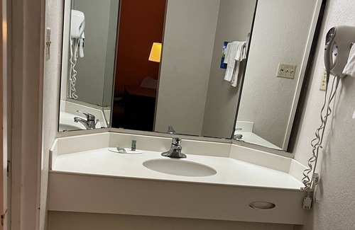 Longview Hotel | Relax Inn & Suite