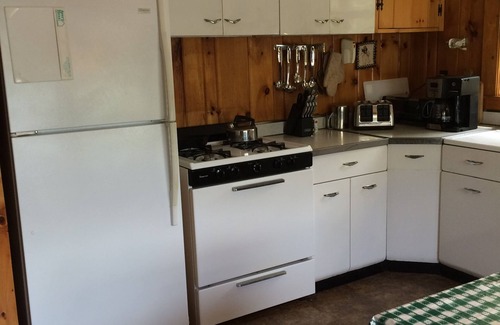 Warren Cabin | Relax Lakefront charming 3 bedroom cabin Perfect couples retreat/recharge