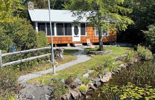 Warren Cabin | Relax Lakefront charming 3 bedroom cabin Perfect couples retreat/recharge