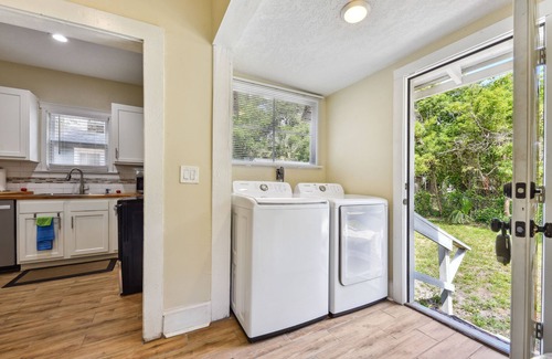Springfield House | Relax on the Porch near Jacksonville Jaguar Stadium