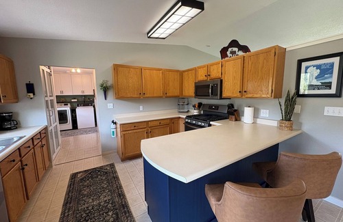 Gardiner House | Relax on the Yellowstone River with Gorgeous Mountain Views