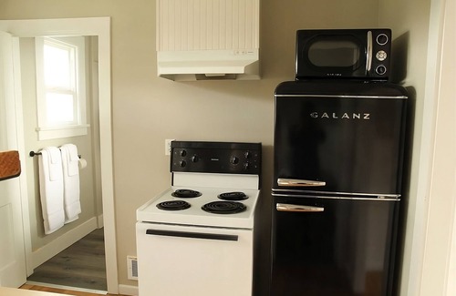 Long Beach Hotel | Relax & Recharge! 2 Comfortable Units, Full Kitchen, Free Parking, Pets Allowed