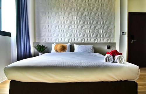 Maho Hotel | Relax, Swim & Shop – Marina Plaza Access in Cupecoy