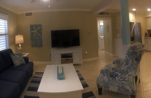 Englewood House | Relax under the Tiki Hut. Build memories! Without the Boca Grande price tag!