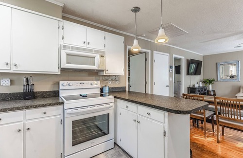 Ocean Isle Beach House | Relax & Unwind – Ocean Isle Beach Retreat w/Firepit & Fenced Yard