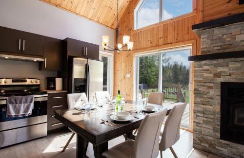 Saint-Raymond Ski Chalet | Relax with Mountain Views, Hot tub and Fireplace