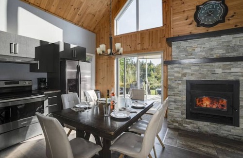 Saint-Raymond Cabin | Relax with Mountain Views, Hot tub and Fireplace