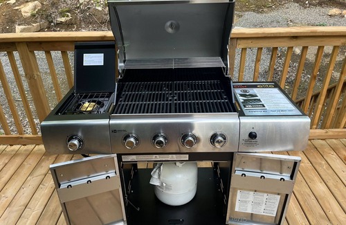 Harcourt Cottage | Relax with the family on the lake front with modern living in natural wilderness