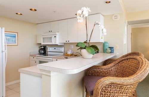 Fort Myers Beach Hotel | Relaxation Awaits: Ocean-View Suites w/Full Kitchens