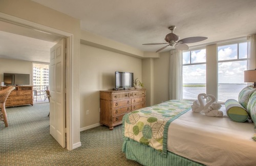 Fort Myers Beach Hotel | Relaxation Awaits: Ocean-View Suites w/Full Kitchens