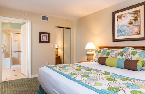 Fort Myers Beach Hotel | Relaxation Awaits: Ocean-View Suites w/Full Kitchens