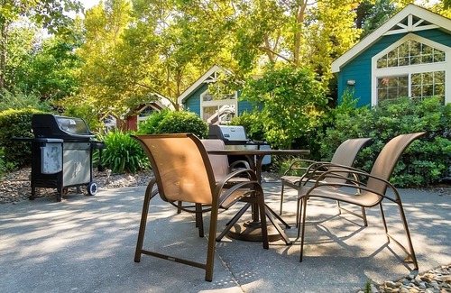 Napa Apartment | Relaxation in Napa Valley! 2 Spacious Units, Swimming Pool, Free Parking!