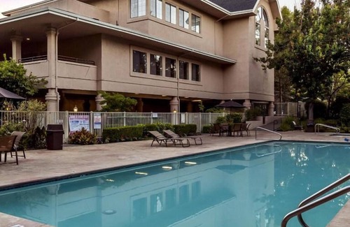 Napa Apartment | Relaxation in Napa Valley! 2 Spacious Units, Swimming Pool, Free Parking!
