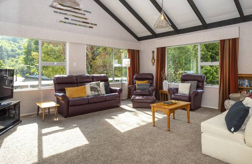 Arrowtown House | Relaxed Arrowtown stay minutes from Town Centre with games room