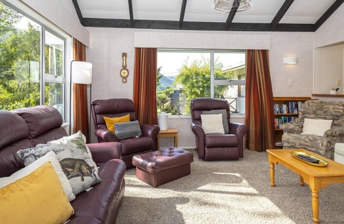 Arrowtown House | Relaxed Arrowtown stay minutes from Town Centre with games room