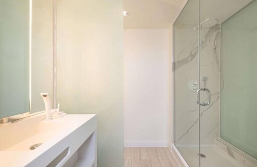 Nassau Hotel | Relaxed Retreat | Room with Balcony! Pool, Onsite Dining & Bar, Pets Allowed!