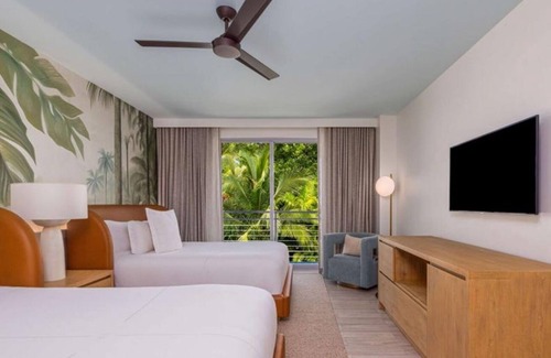 Nassau Hotel | Relaxed Retreat | Room with Balcony! Pool, Onsite Dining & Bar, Pets Allowed!