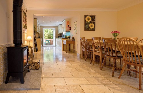 Yalding Cottage | Relaxed Rosemary Cottage Stay with Gardens, Tennis & Family Fun