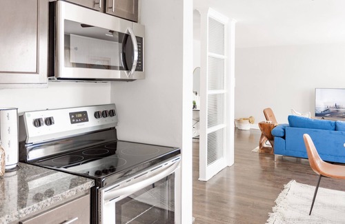 Rogers Park Apartment | Relaxing 2BR Apartment in Lively West Rogers Park