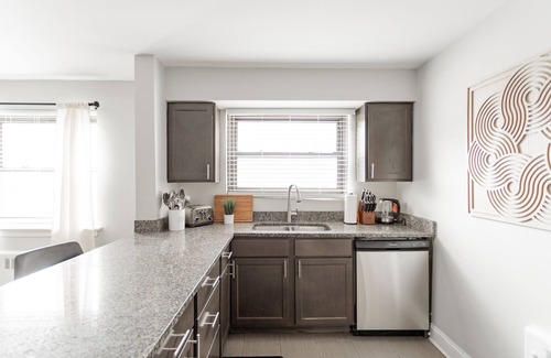 Rogers Park Apartment | Relaxing 2BR Apartment in Lively West Rogers Park