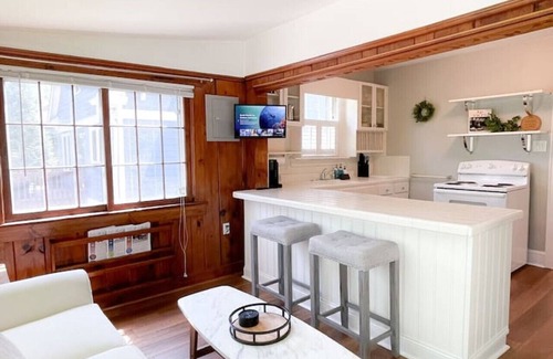 Plaza Midwood Apartment | Relaxing 2BR Escape|Backyard-BBQ-Outdoor Furniture