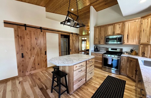 Thompson Falls House | Relaxing 3-bedroom + bunkhouse waterfront home on the Clark Fork River