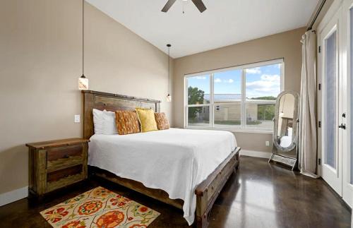 Dripping Springs House | Relaxing Accessible Cottage with Outdoor Fireplace for a Peaceful Getaway near Austin, Texas