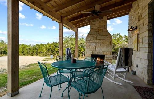 Dripping Springs House | Relaxing Accessible Cottage with Outdoor Fireplace for a Peaceful Getaway near Austin, Texas