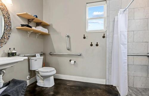 Dripping Springs House | Relaxing Accessible Cottage with Outdoor Fireplace for a Peaceful Getaway near Austin, Texas