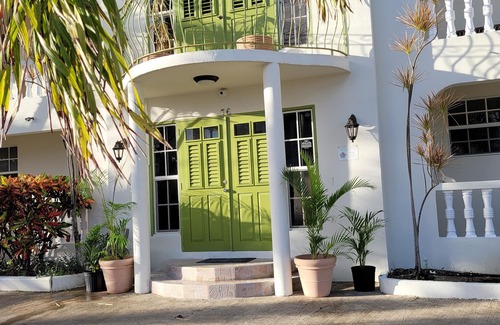 Atlantic Shores Apartment | Relaxing, Amazing beach, pool, Cheap cars, quiet area, Surfers paradise 1