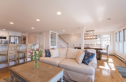 Oak Bluffs House | Relaxing Beach Front Home