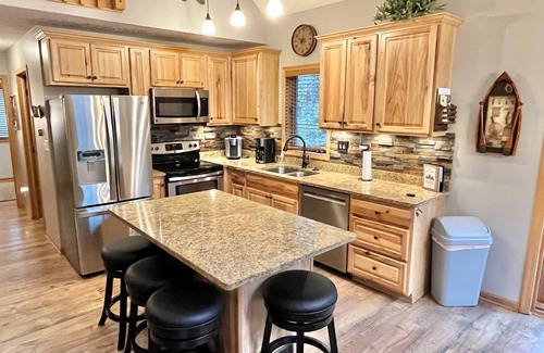 Thompsonville Cabin | Relaxing Betsie River Cabin by Crystal Mtn 5bd+2ba+Loft+Game Rm+Fire Pit+Kayaks!