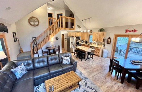 Thompsonville Cabin | Relaxing Betsie River Cabin by Crystal Mtn 5bd+2ba+Loft+Game Rm+Fire Pit+Kayaks!