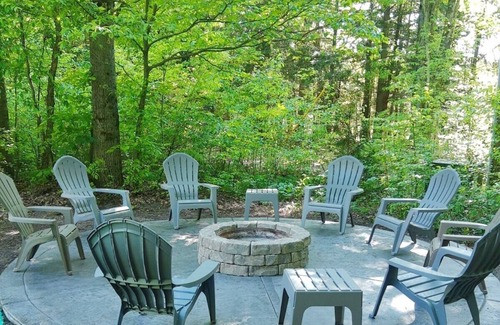 Thompsonville Cabin | Relaxing Betsie River Cabin by Crystal Mtn 5bd+2ba+Loft+Game Rm+Fire Pit+Kayaks!