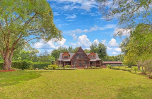 Lake Helen Apartment | Relaxing Cabin Retreat in the Tropical Room at the Cabin On The Lake!