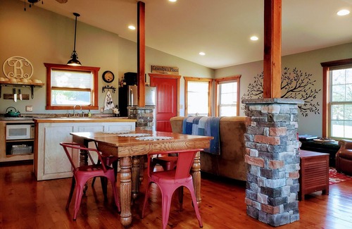 Vienna Cabin | Relaxing Cabin Retreat with Firepit and Large Party Deck