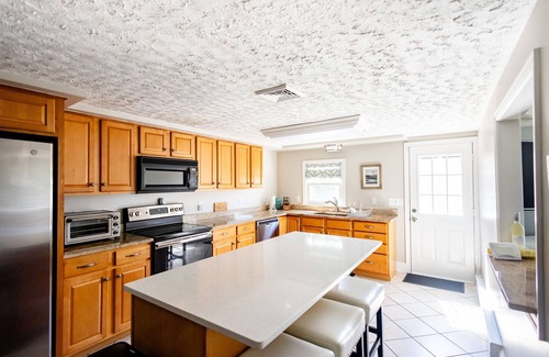 Newport East House | Relaxing Charmer Near Newport ; super cozy, clean & great for groups!